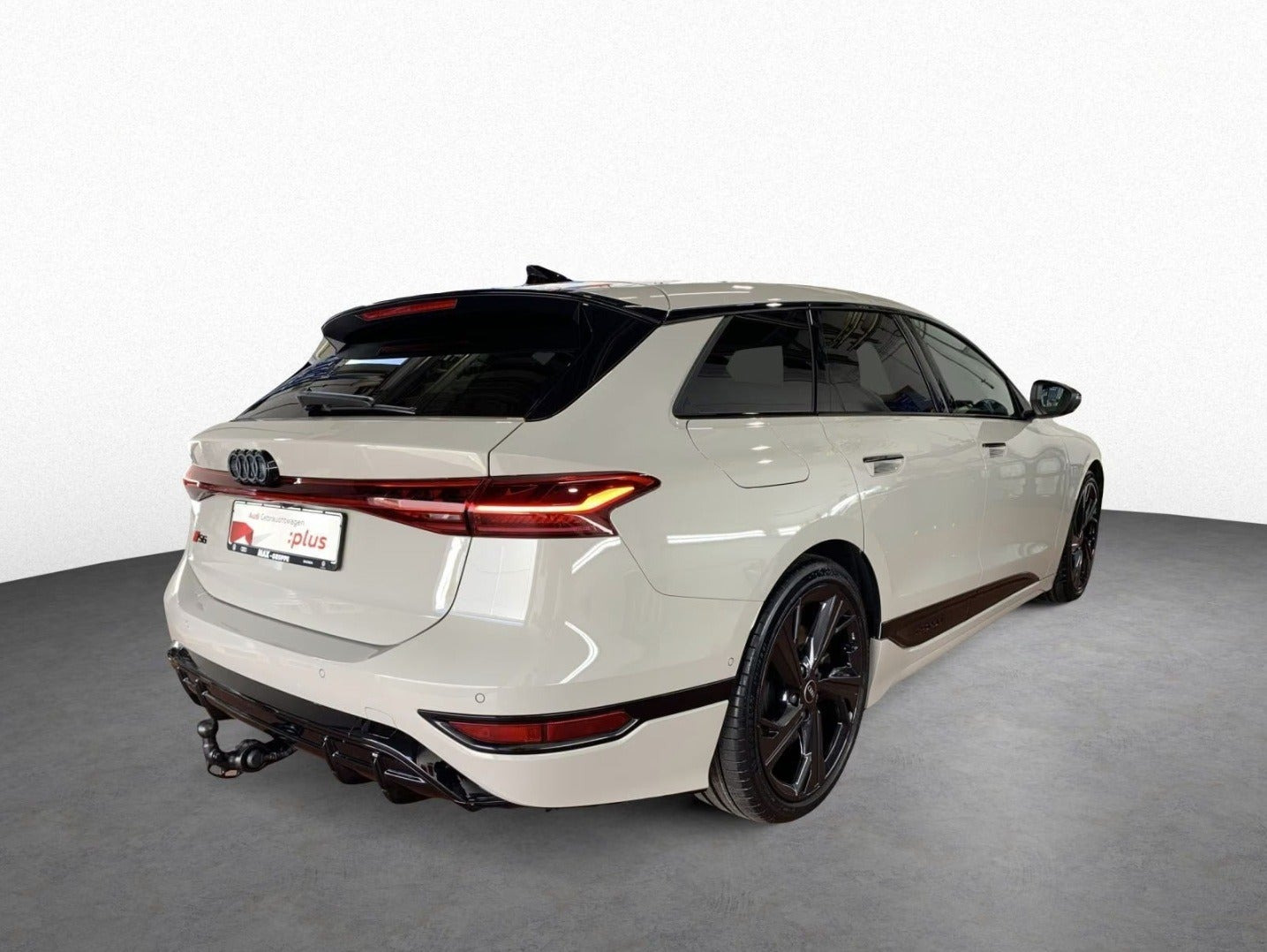 Hvid Audi S6 e-tron fra 2025