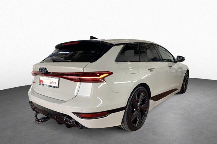 Hvid Audi S6 e-tron fra 2025