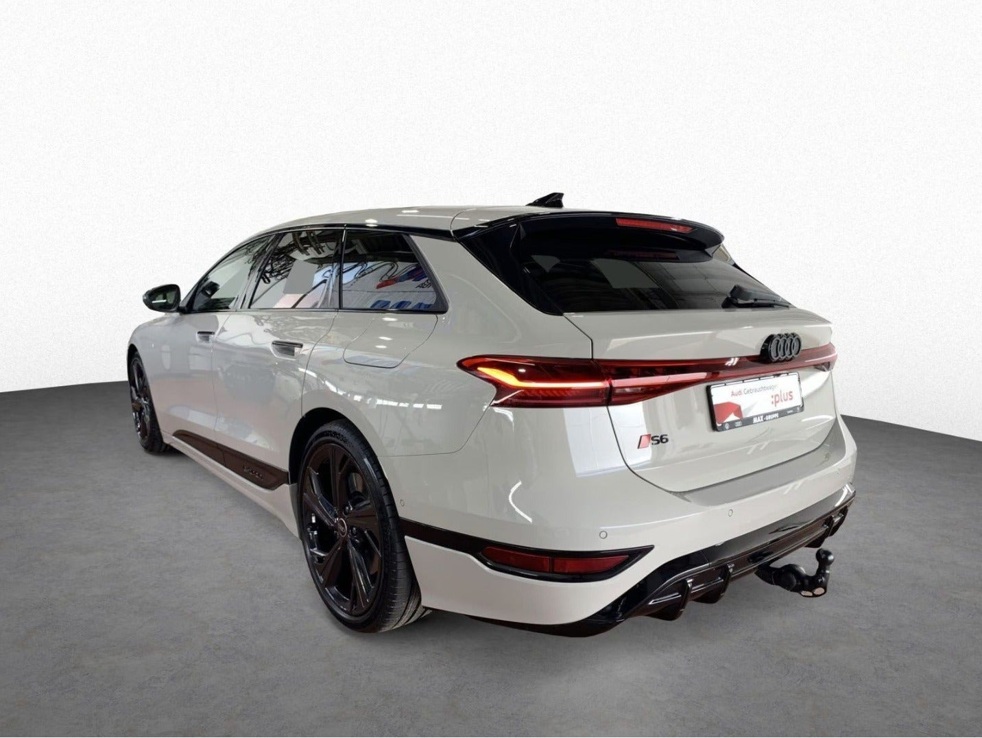 Hvid Audi S6 e-tron fra 2025