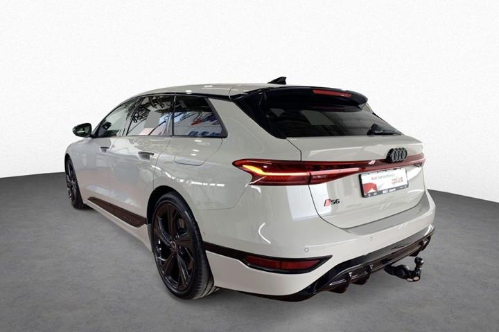 Hvid Audi S6 e-tron fra 2025