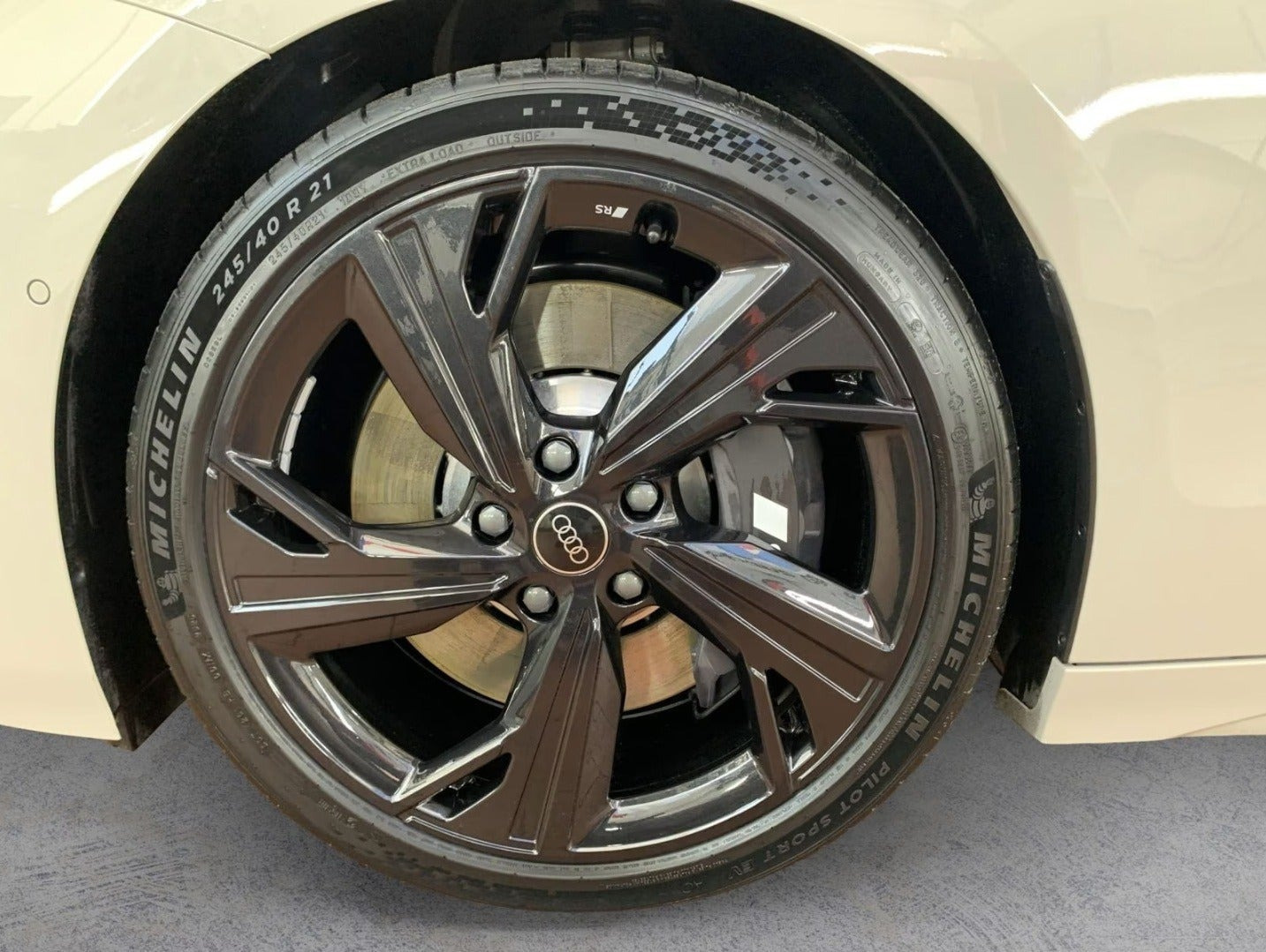 Hvid Audi S6 e-tron fra 2025