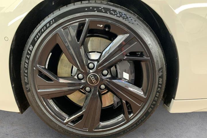 Hvid Audi S6 e-tron fra 2025