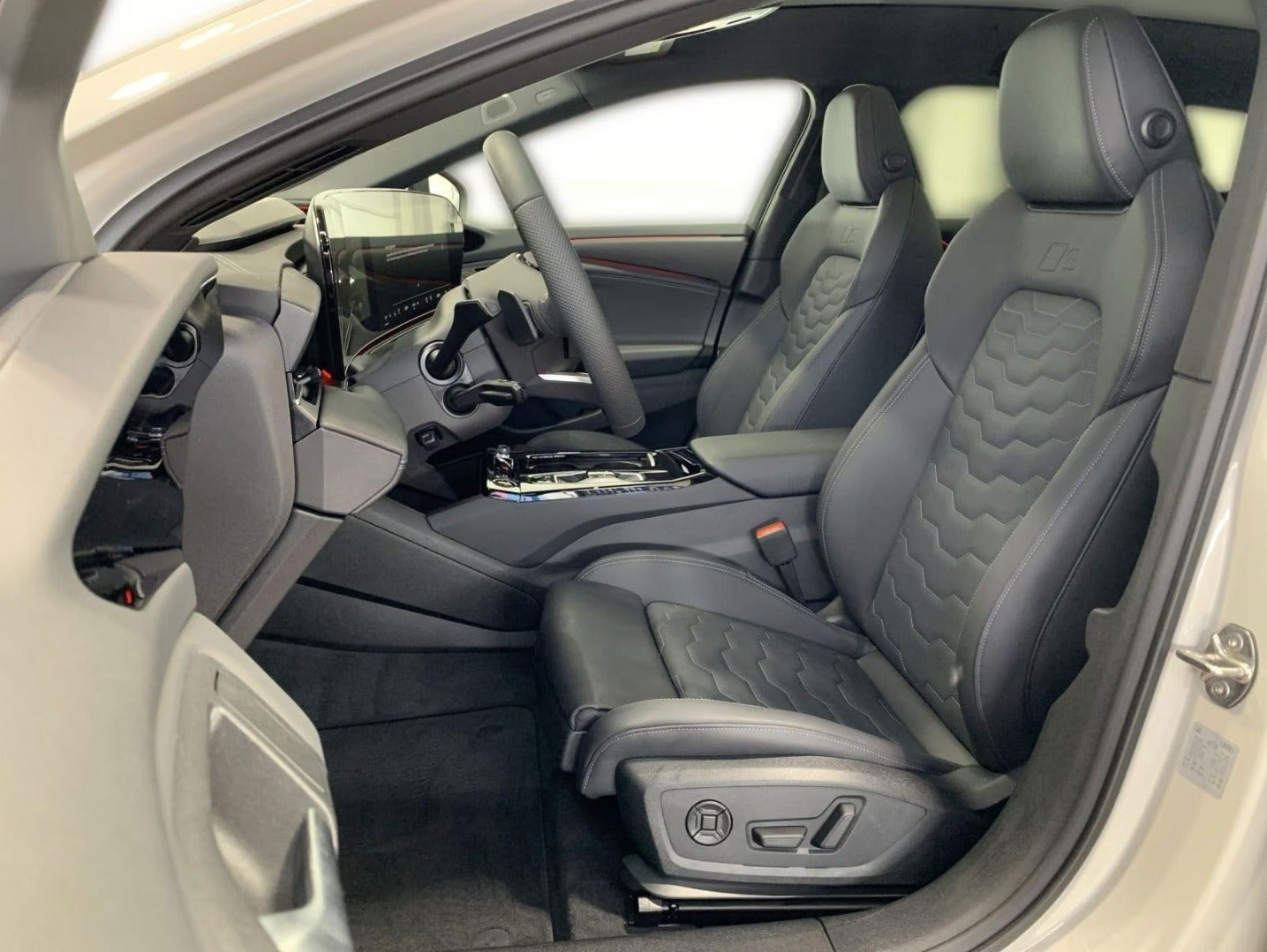 Hvid Audi S6 e-tron fra 2025