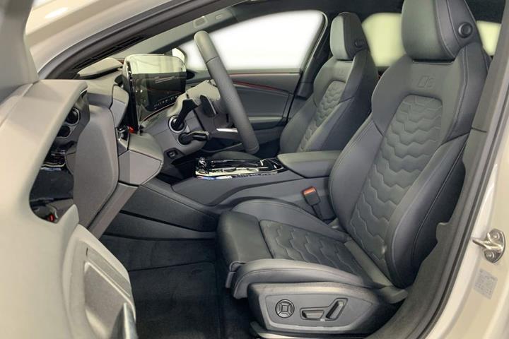 Hvid Audi S6 e-tron fra 2025
