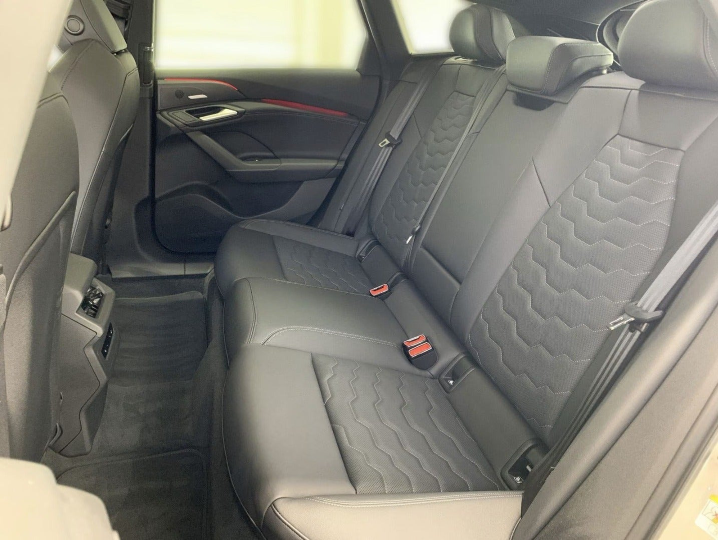 Hvid Audi S6 e-tron fra 2025