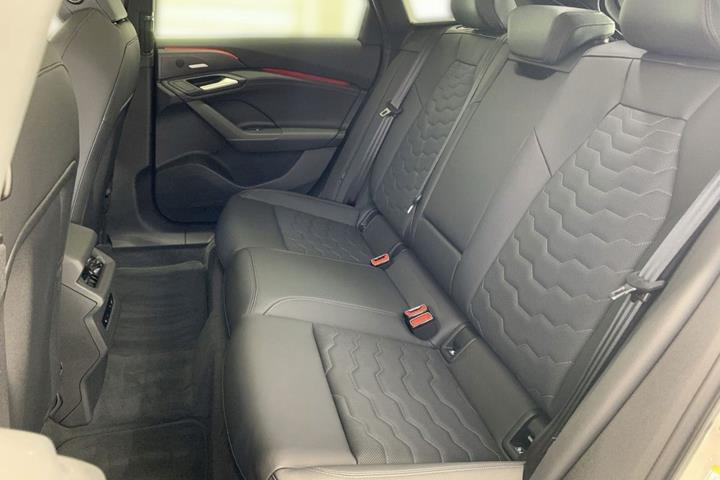 Hvid Audi S6 e-tron fra 2025