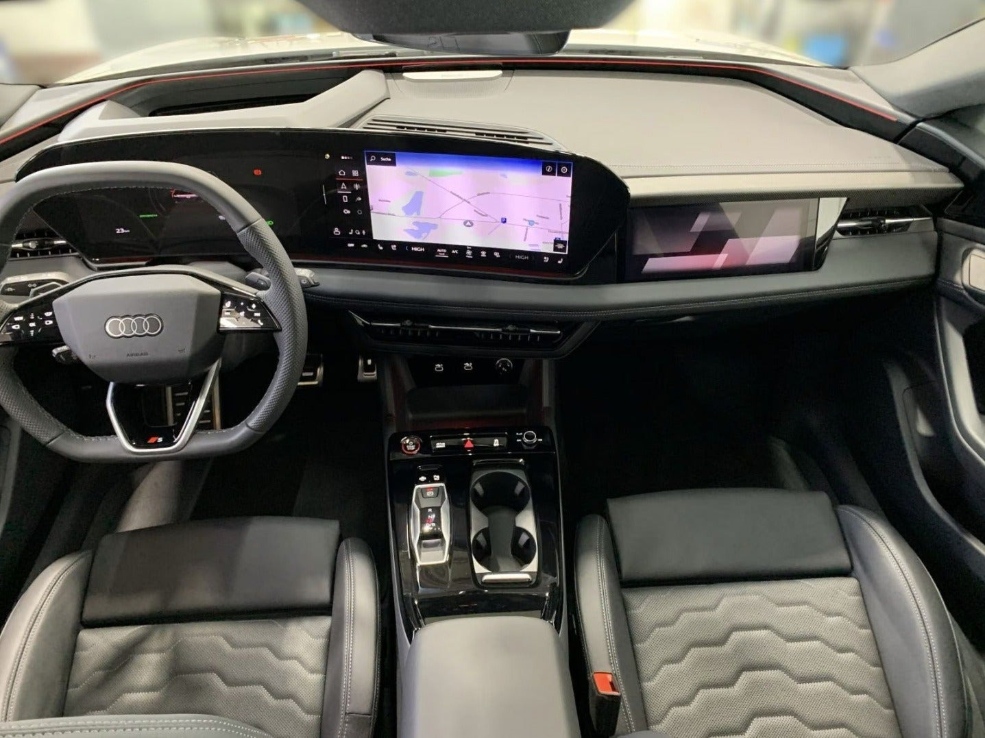 Hvid Audi S6 e-tron fra 2025