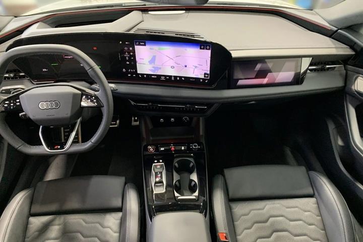 Hvid Audi S6 e-tron fra 2025
