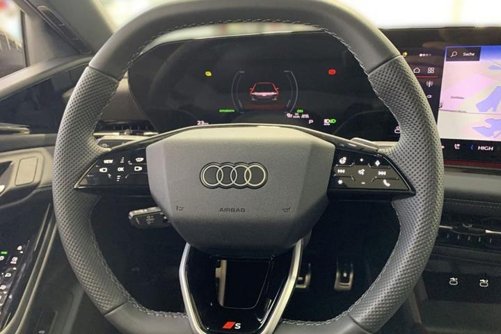 Hvid Audi S6 e-tron fra 2025