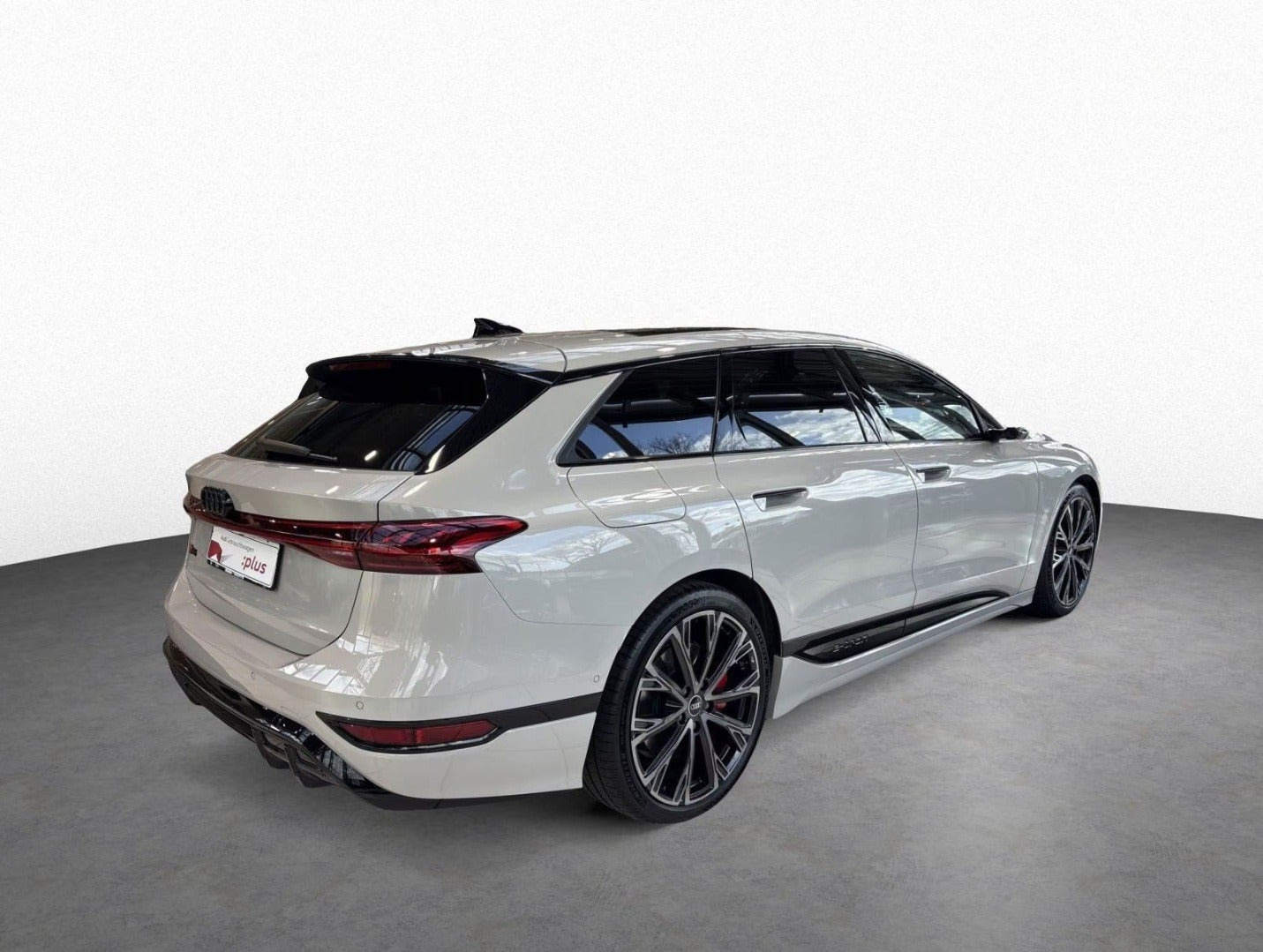 Hvid Audi S6 e-tron fra 2025