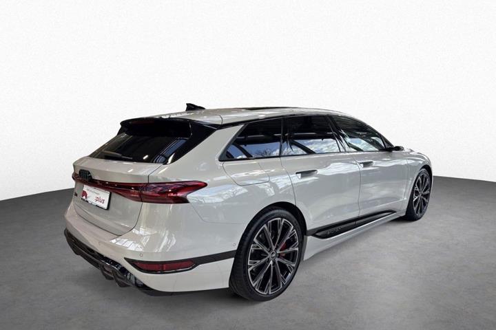 Hvid Audi S6 e-tron fra 2025