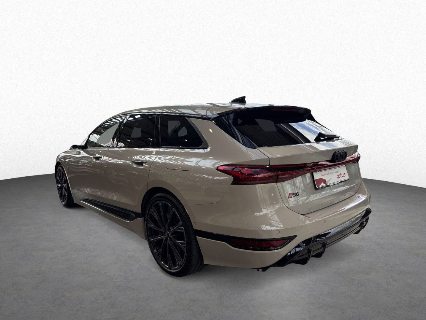 Hvid Audi S6 e-tron fra 2025