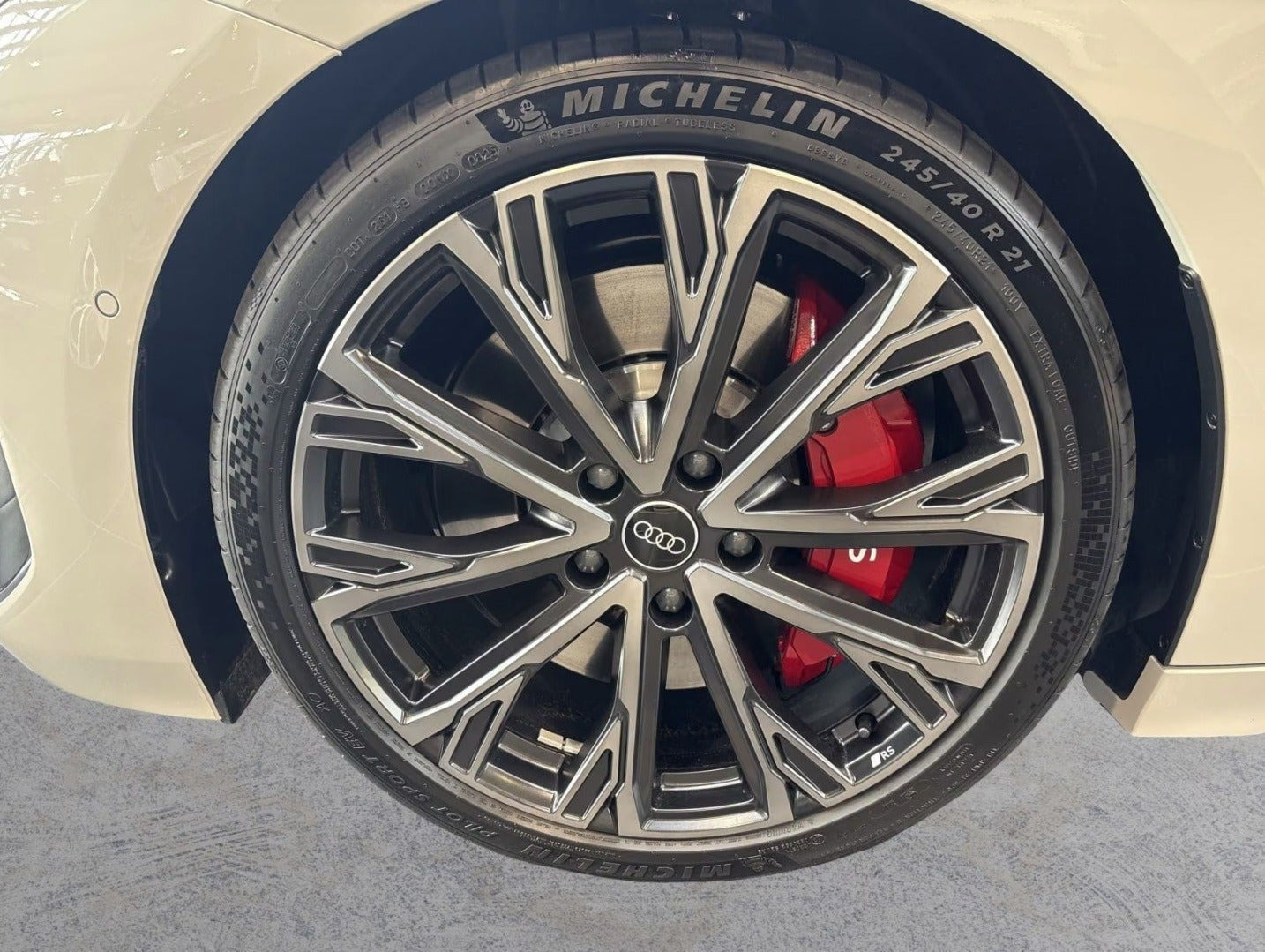 Hvid Audi S6 e-tron fra 2025