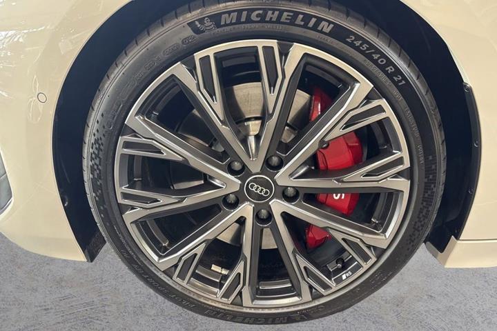 Hvid Audi S6 e-tron fra 2025