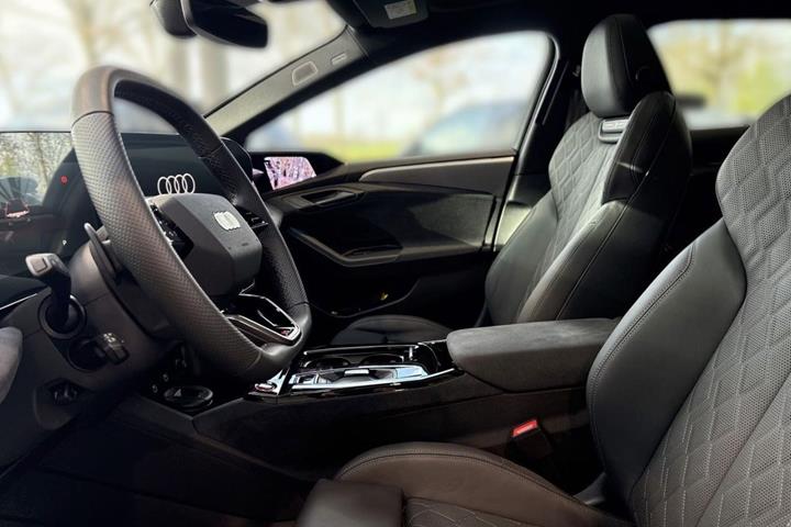 Hvid Audi S6 e-tron fra 2025