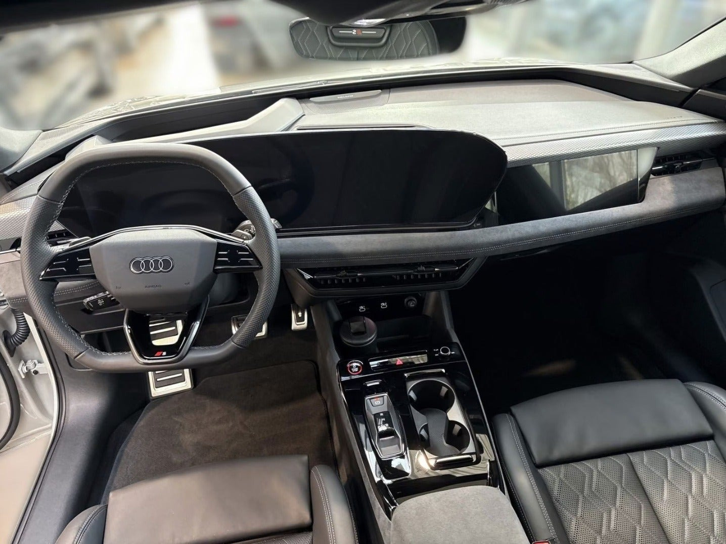 Hvid Audi S6 e-tron fra 2025