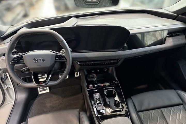 Hvid Audi S6 e-tron fra 2025