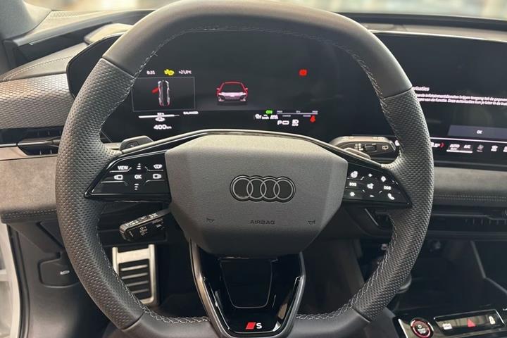 Hvid Audi S6 e-tron fra 2025