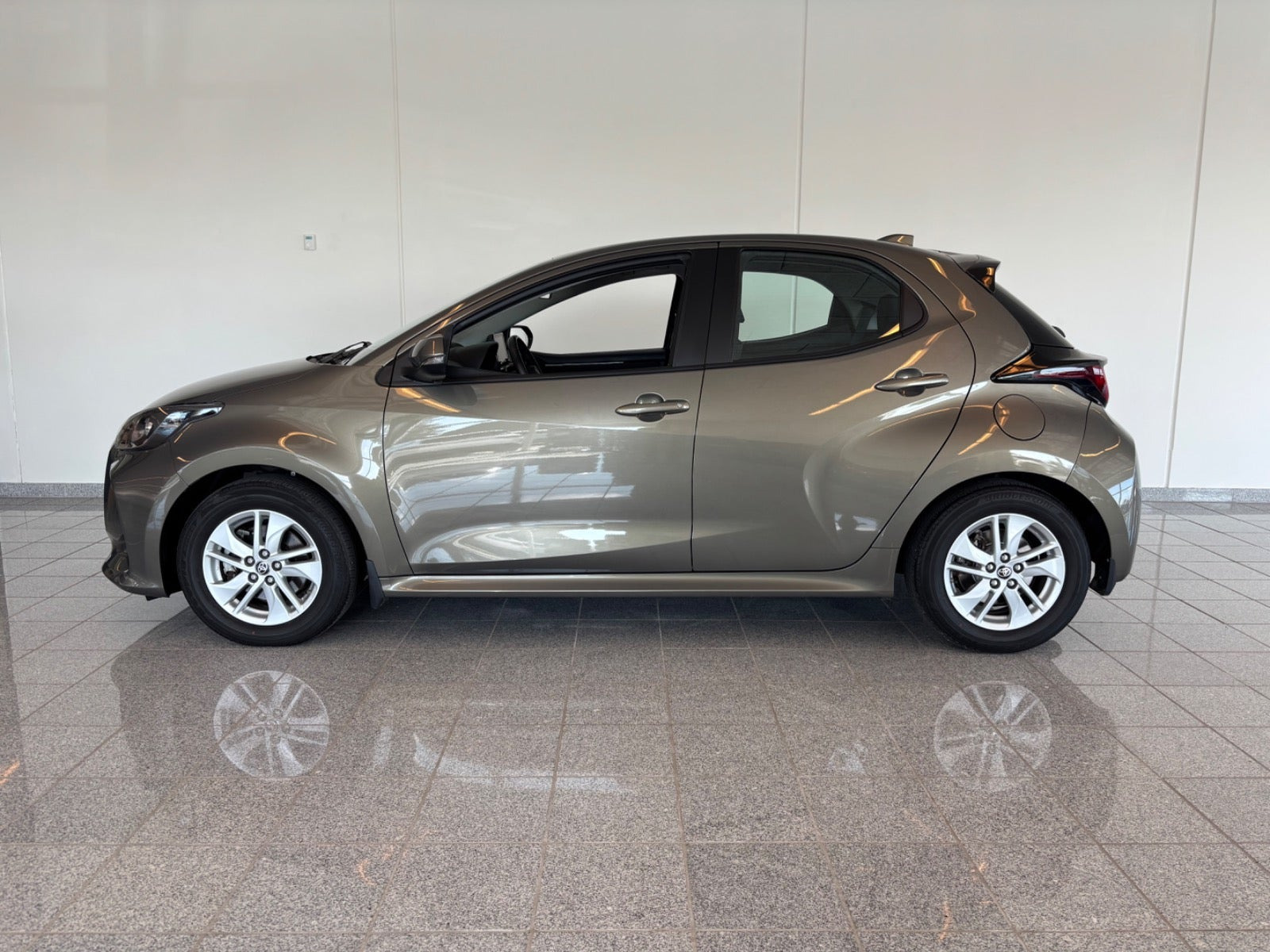 Bronze Toyota Yaris fra 2022