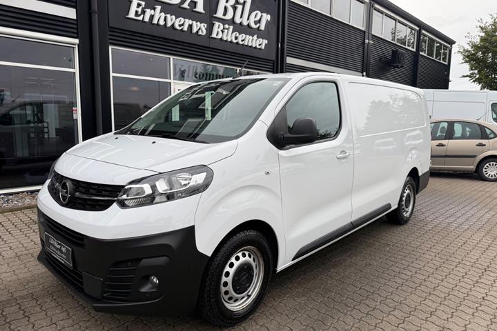 Hvid Opel Vivaro fra 2024 set udefra