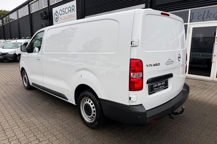 Hvid Opel Vivaro fra 2024