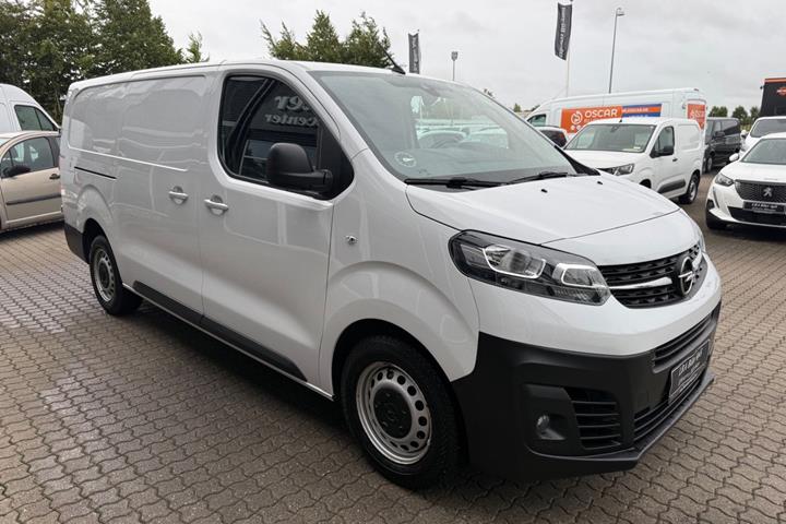 Hvid Opel Vivaro fra 2024