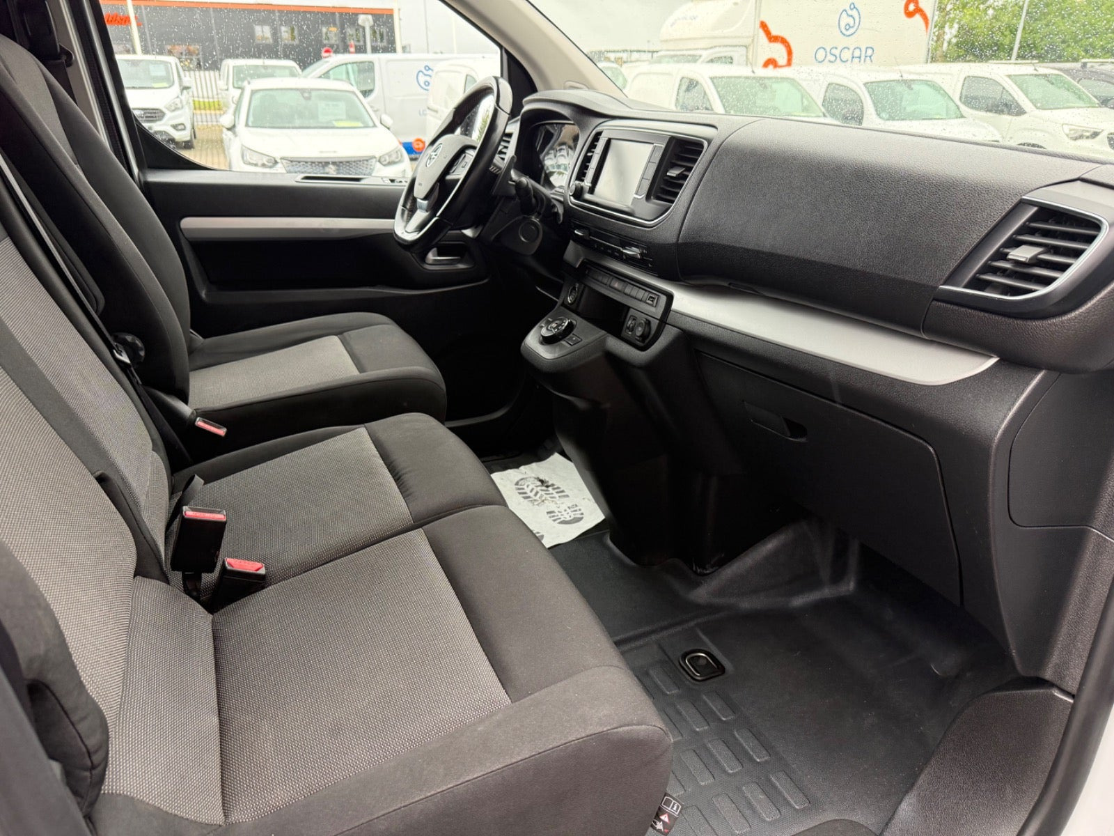 Hvid Opel Vivaro fra 2024