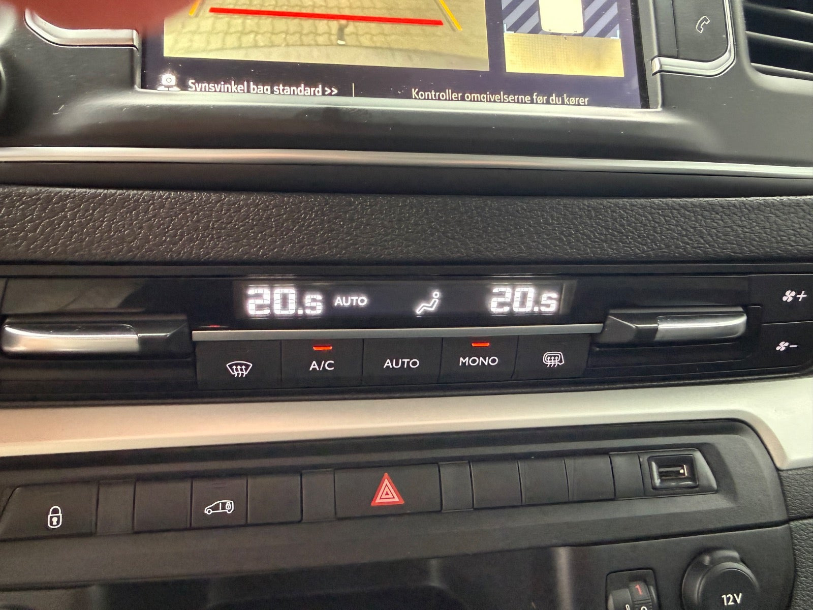 Hvid Opel Vivaro fra 2024