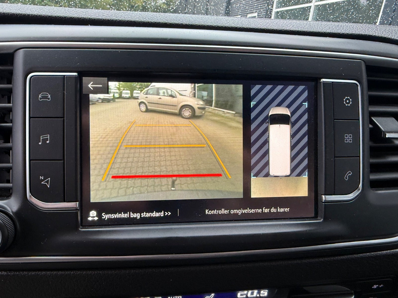 Hvid Opel Vivaro fra 2024