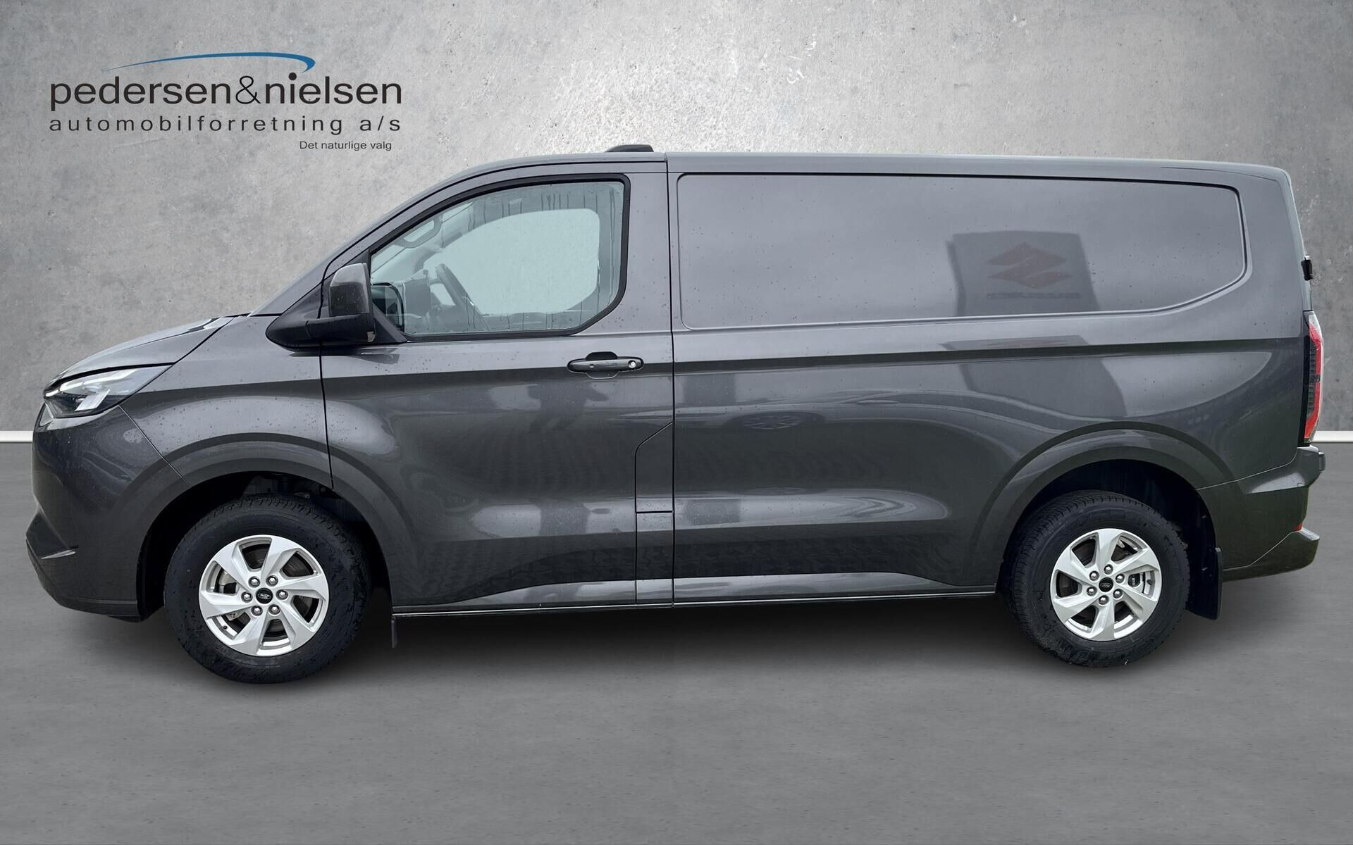 Grå Ford E-Transit Custom fra 2025