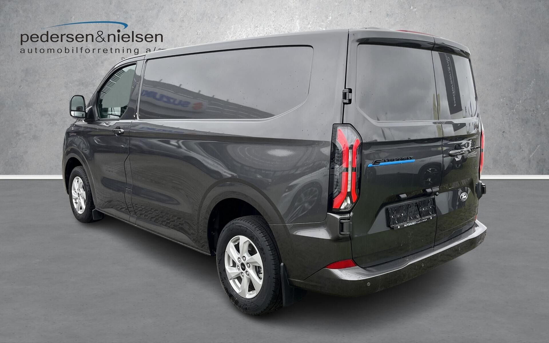 Grå Ford E-Transit Custom fra 2025