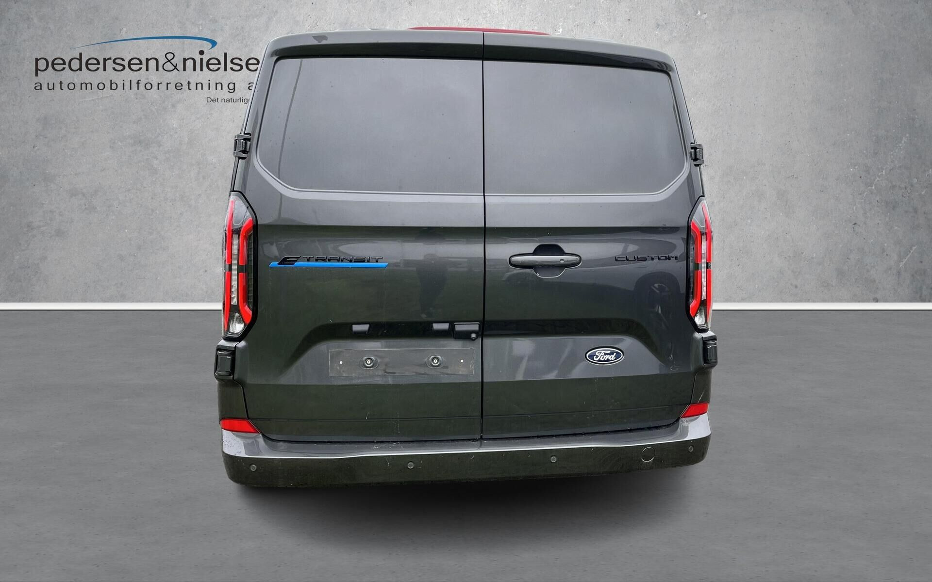 Grå Ford E-Transit Custom fra 2025
