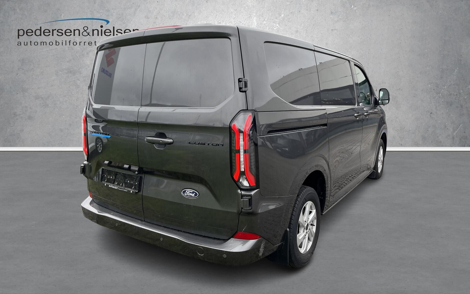 Grå Ford E-Transit Custom fra 2025