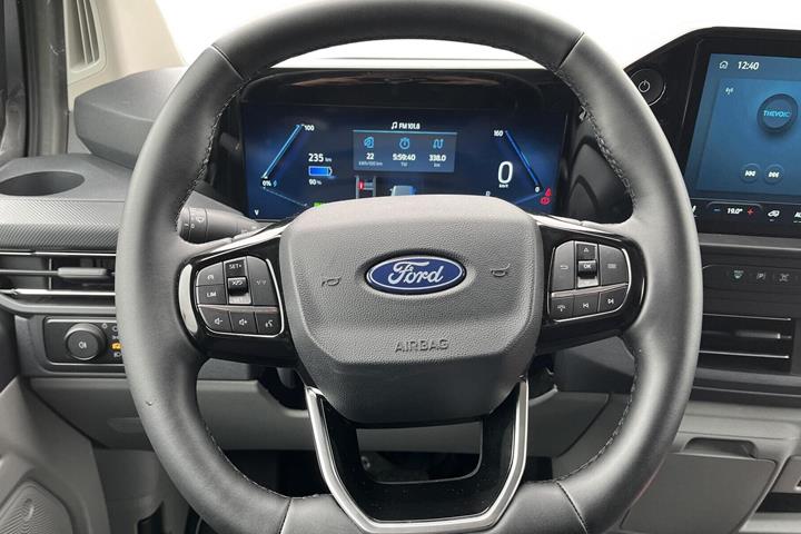 Grå Ford E-Transit Custom fra 2025