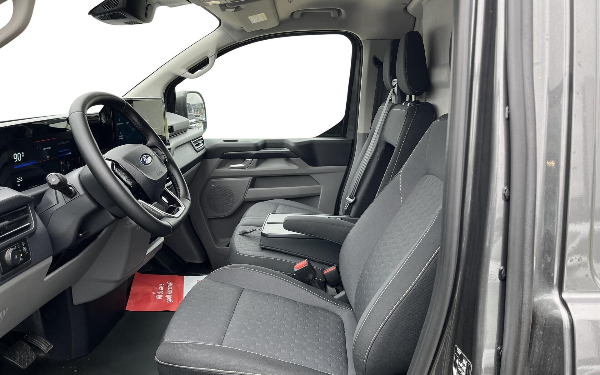 Grå Ford E-Transit Custom fra 2025