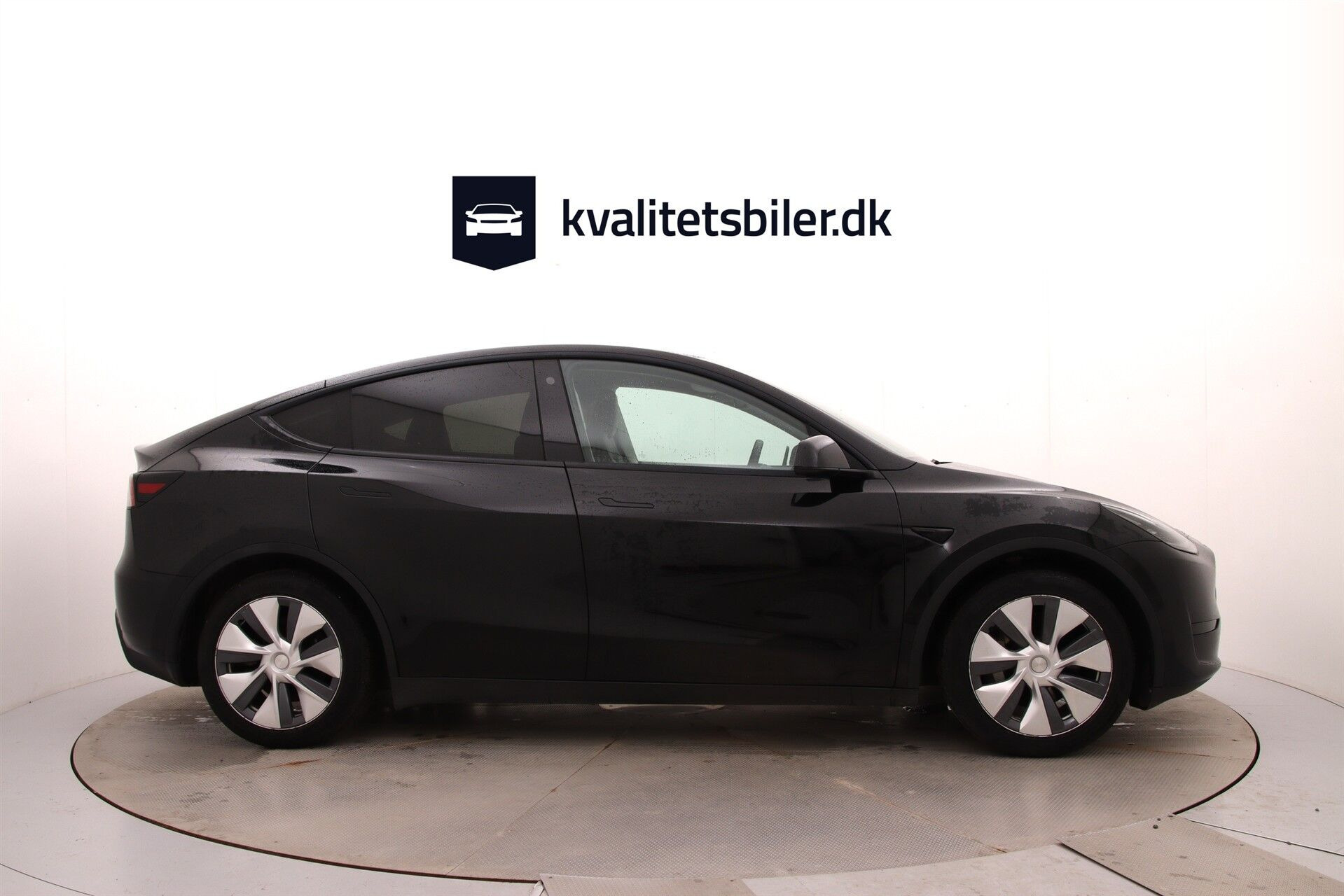 Sort Tesla Model Y fra 2023