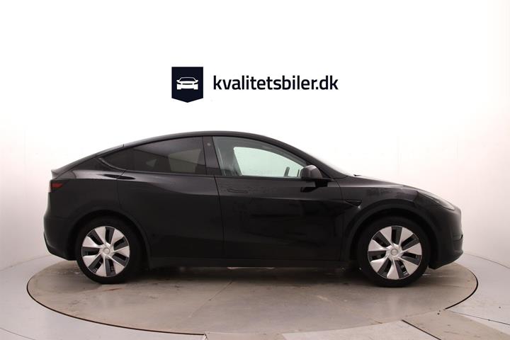 Sort Tesla Model Y fra 2023