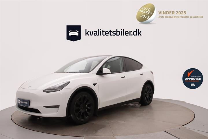 Hvid Tesla Model Y fra 2023