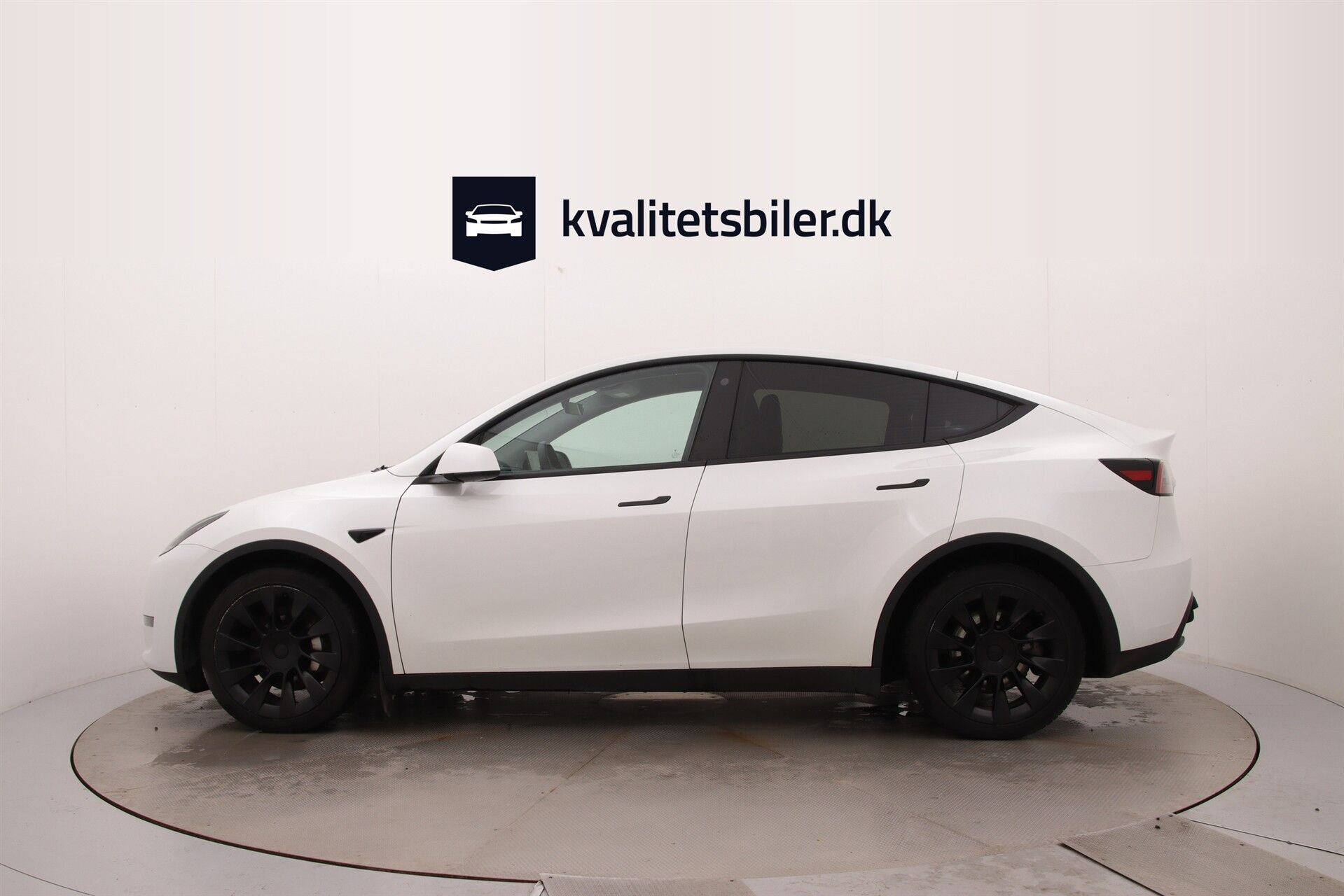 Hvid Tesla Model Y fra 2023