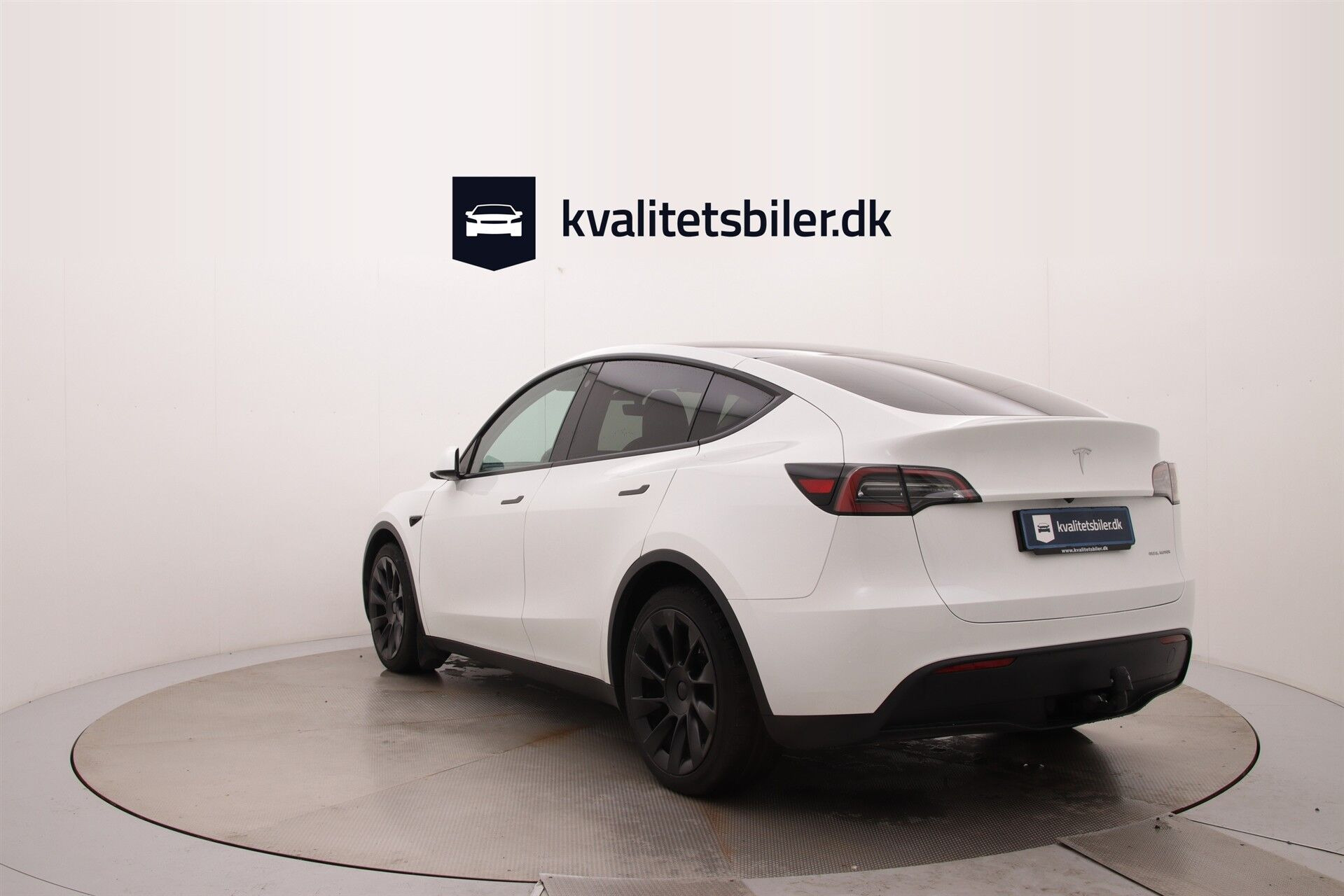 Hvid Tesla Model Y fra 2023