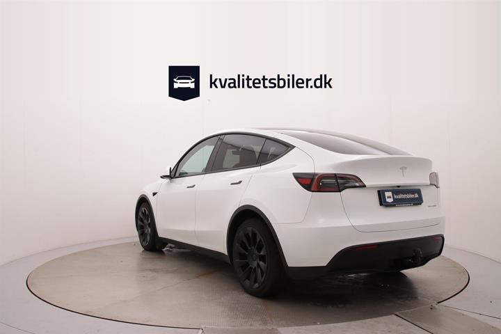 Hvid Tesla Model Y fra 2023