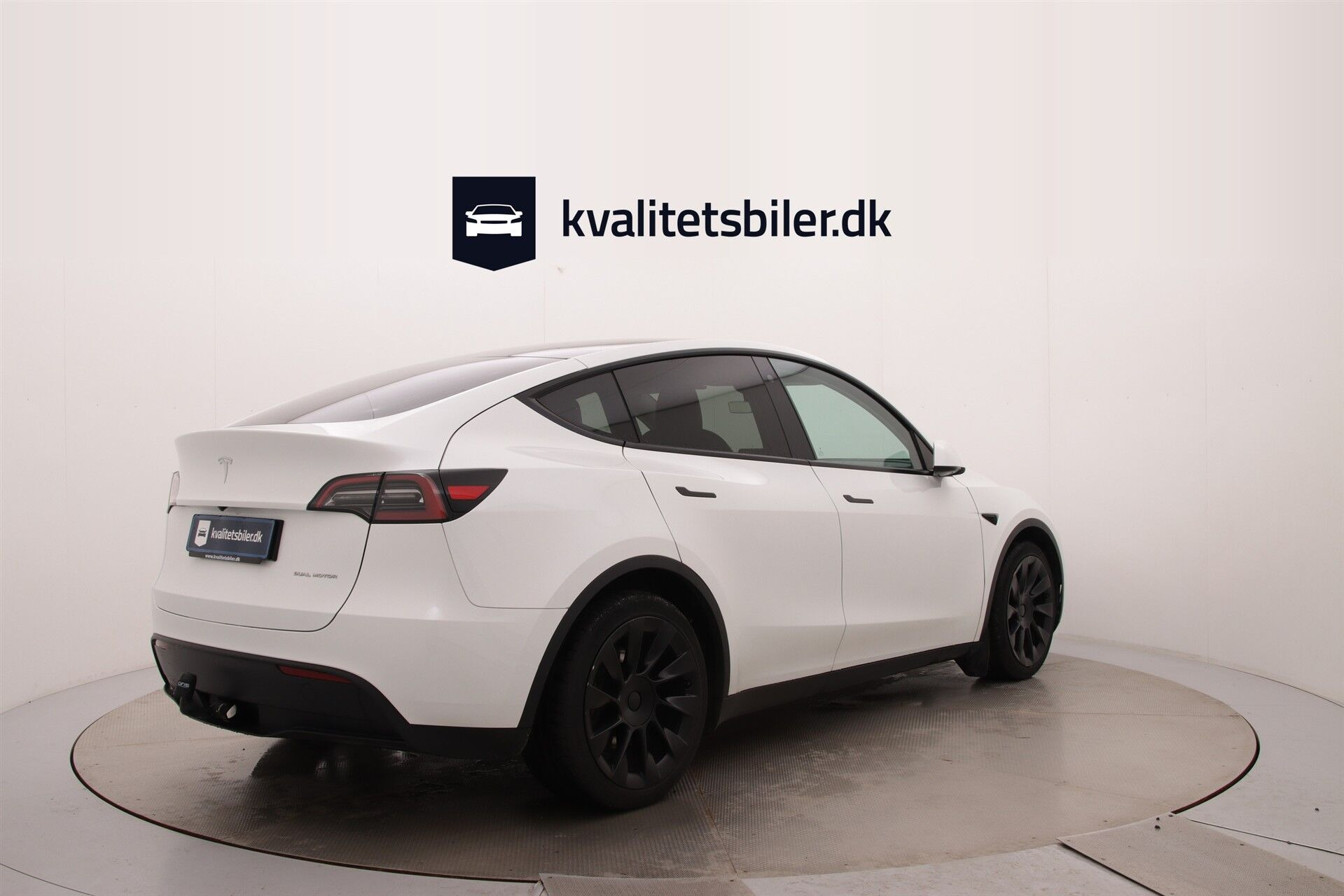 Hvid Tesla Model Y fra 2023