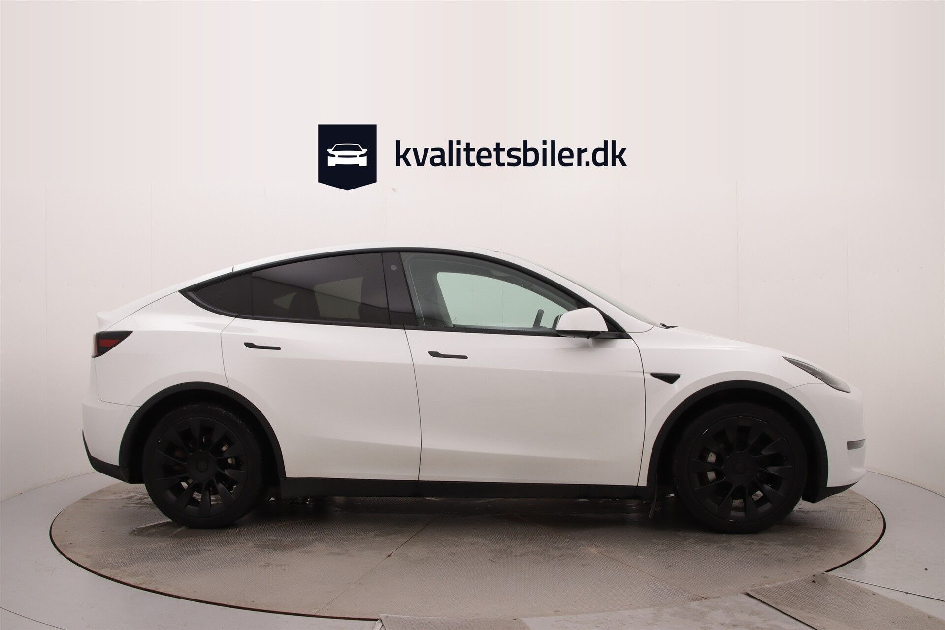 Hvid Tesla Model Y fra 2023