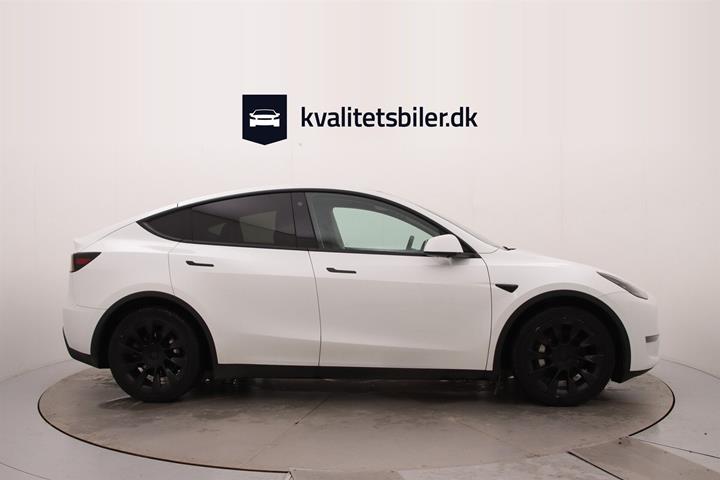 Hvid Tesla Model Y fra 2023