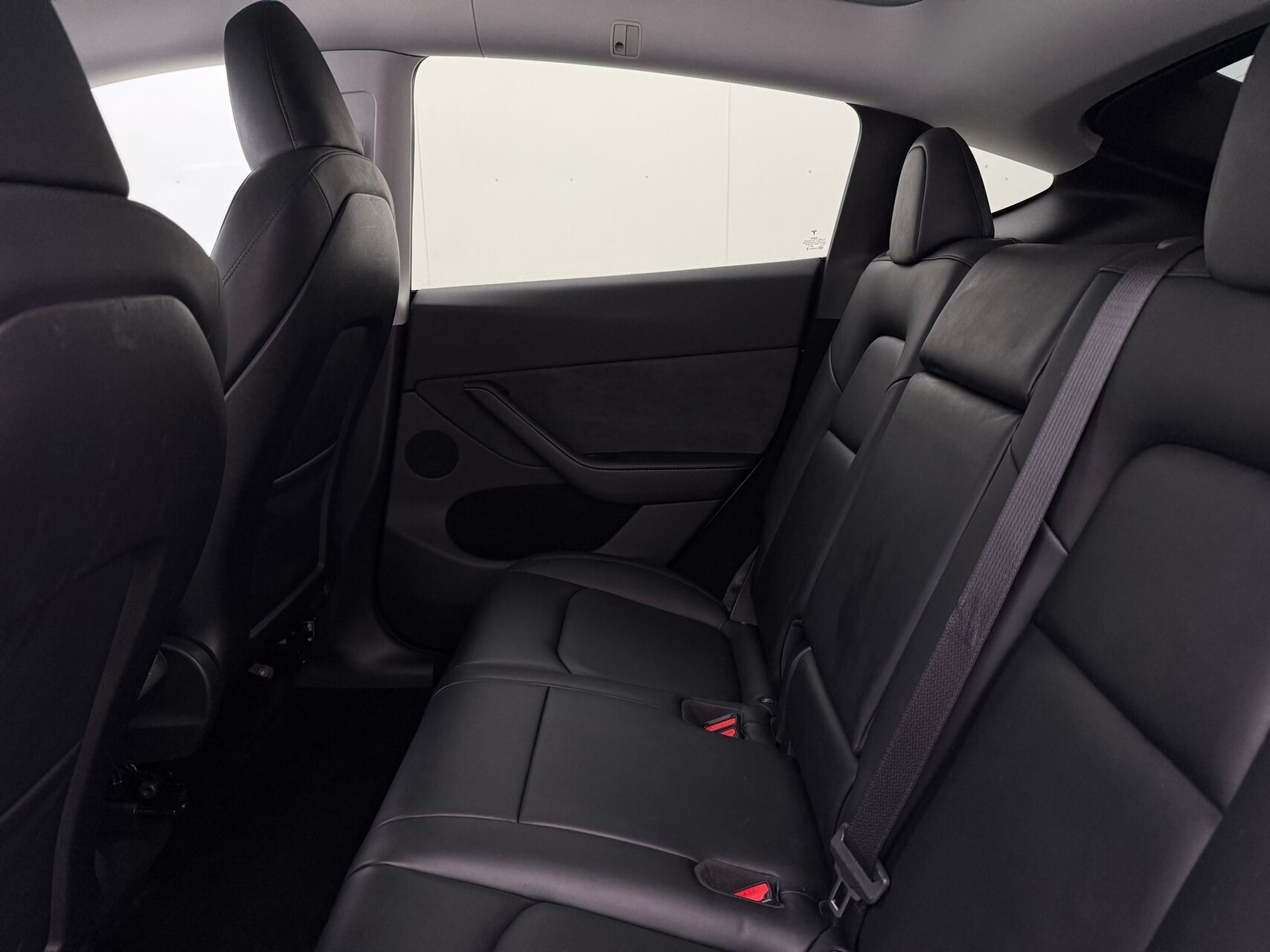 Hvid Tesla Model Y fra 2023