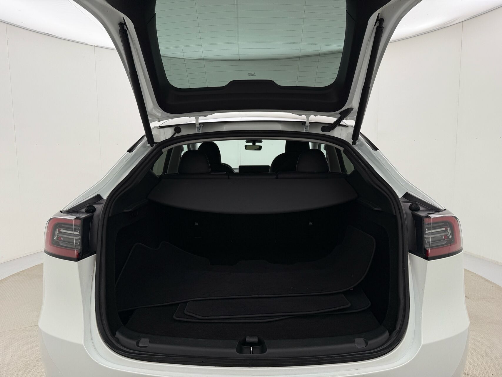 Hvid Tesla Model Y fra 2023