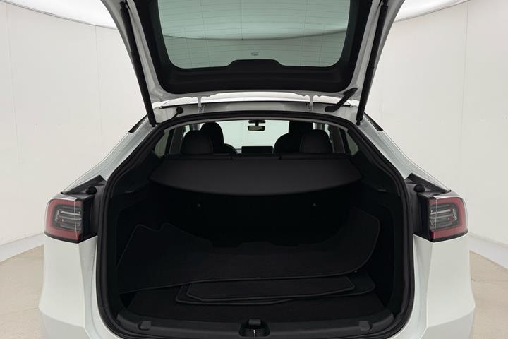 Hvid Tesla Model Y fra 2023