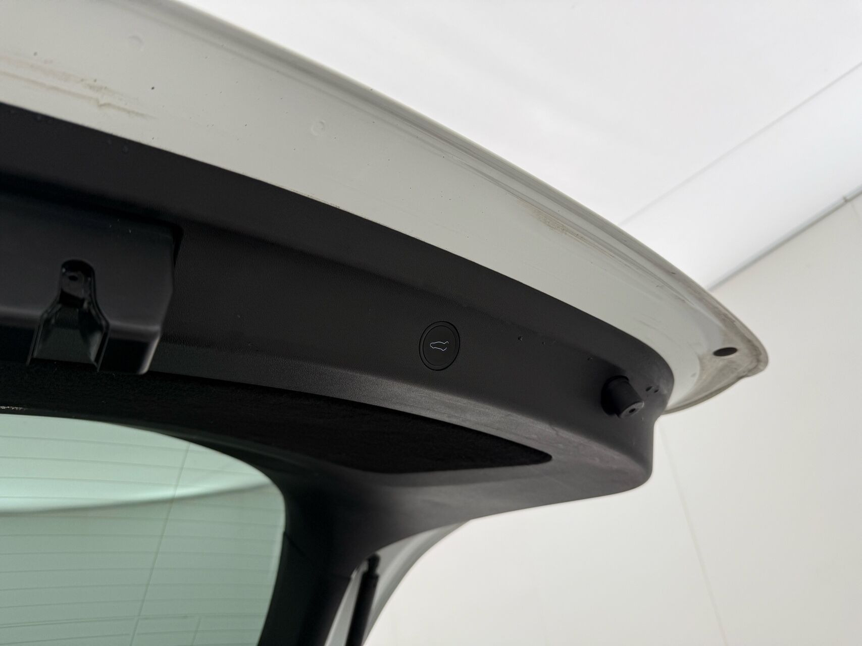 Hvid Tesla Model Y fra 2023
