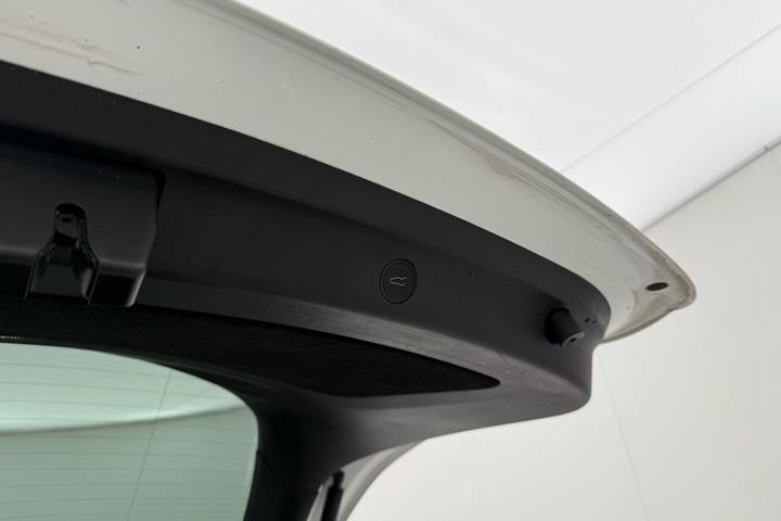 Hvid Tesla Model Y fra 2023