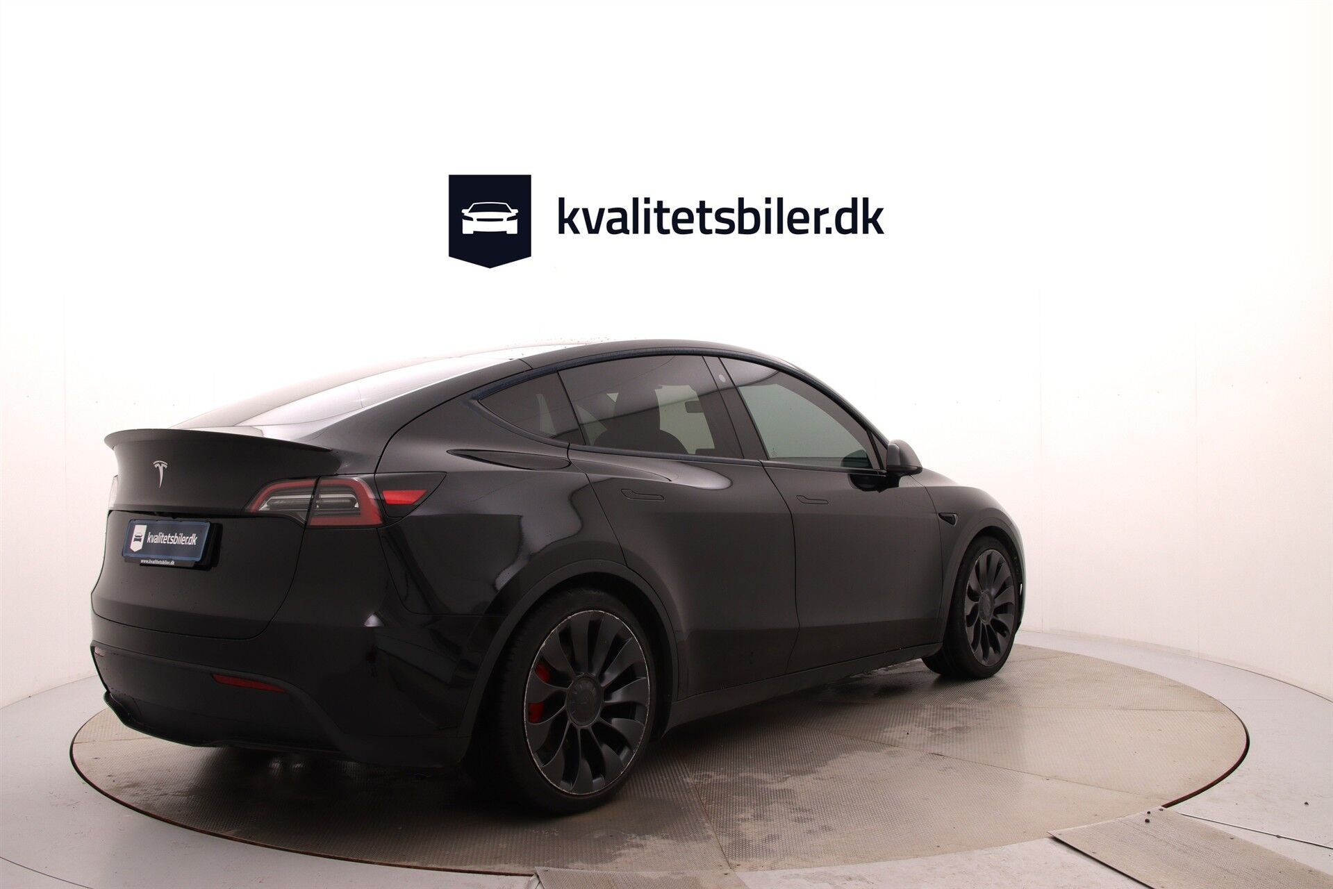 Sort Tesla Model Y fra 2023